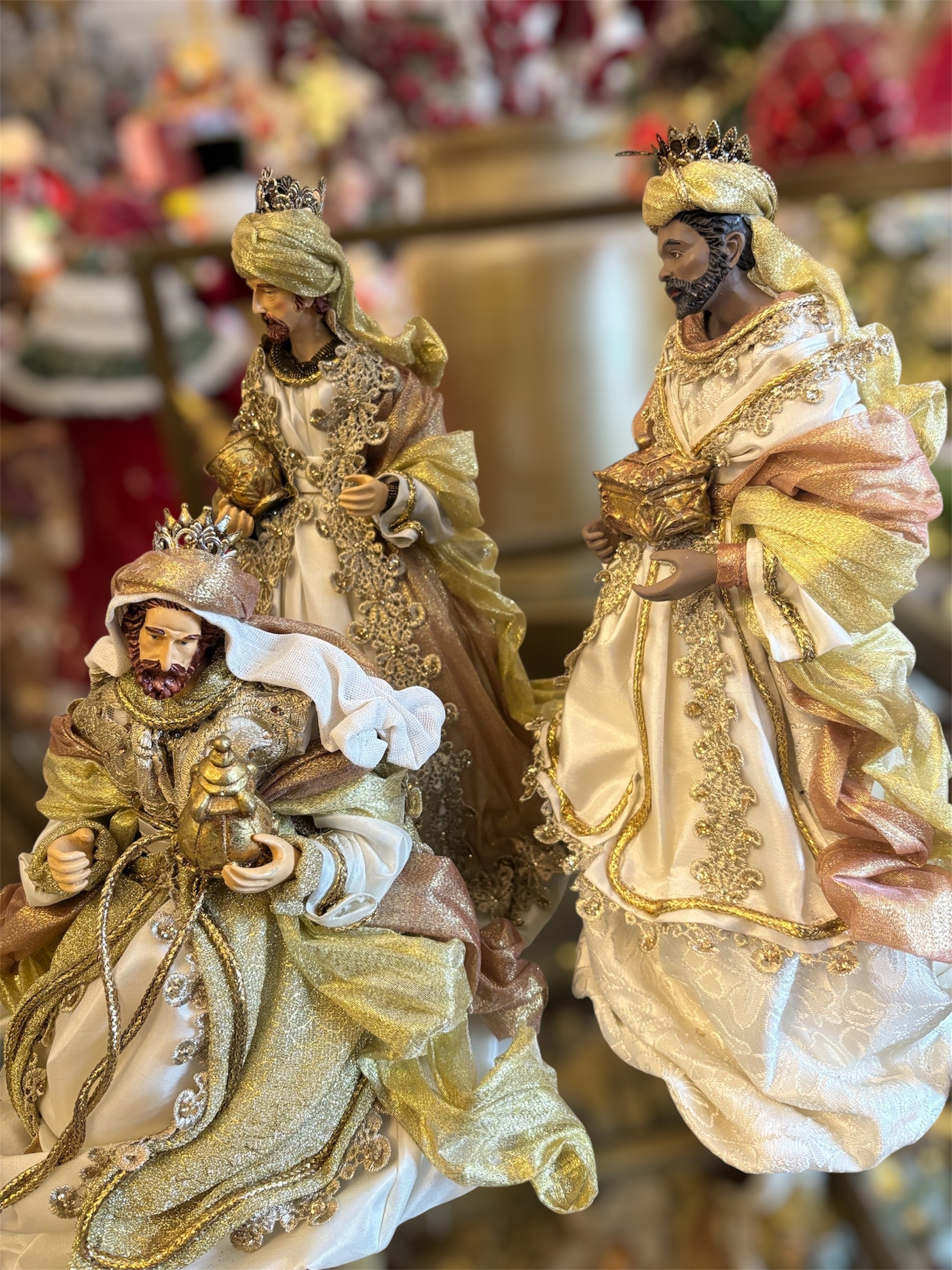 Natività Maestosa in Tessuti di Raso con Dettagli Luminosi